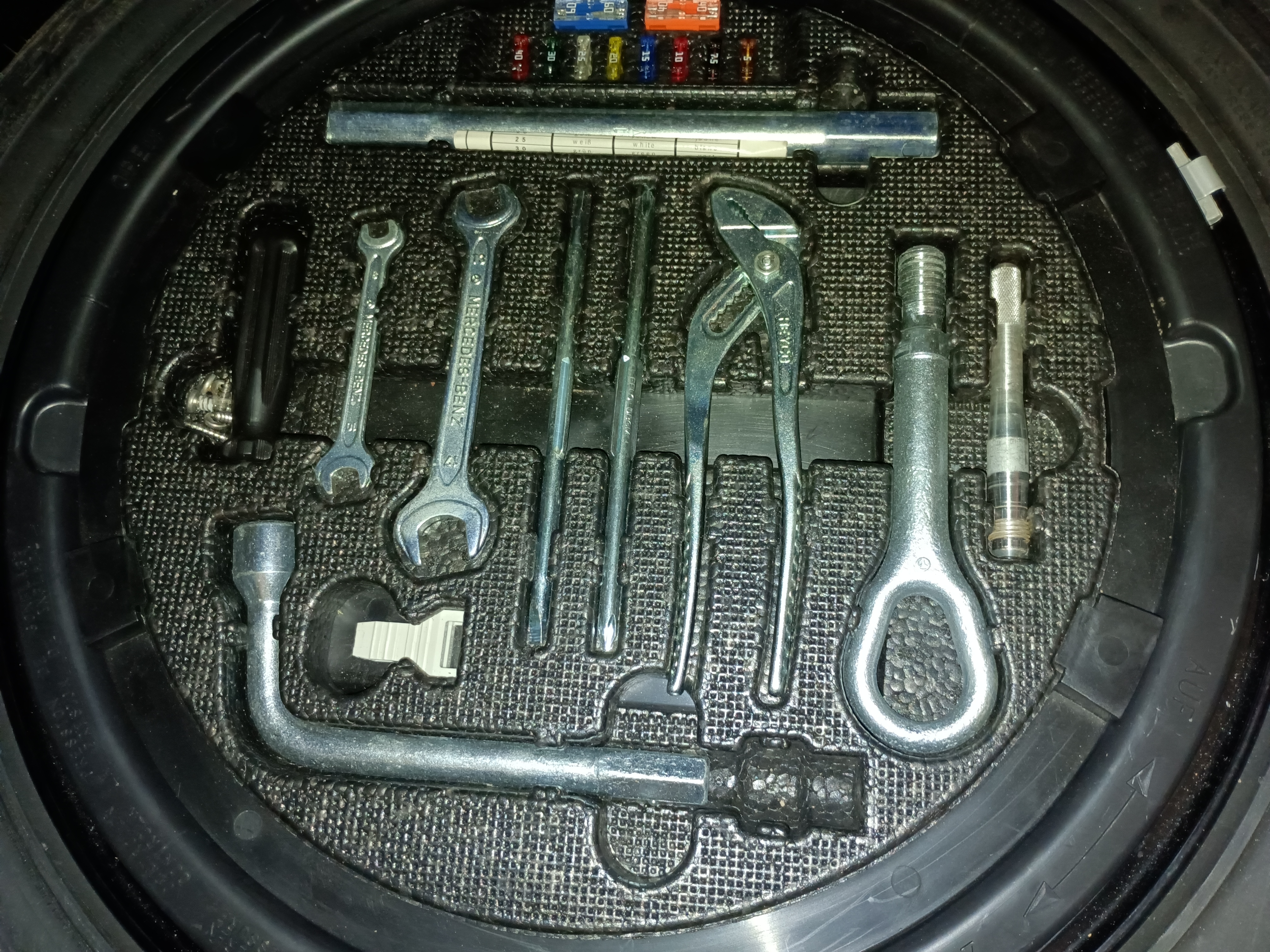 Full Mercedes branded tool kit with white tire changing gloves.